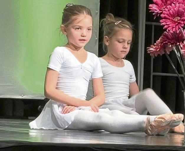 Die Ballettschülerinnen der Musikschule Anröchte probten für ihre Aufführung am Samstag. Foto: Meschede