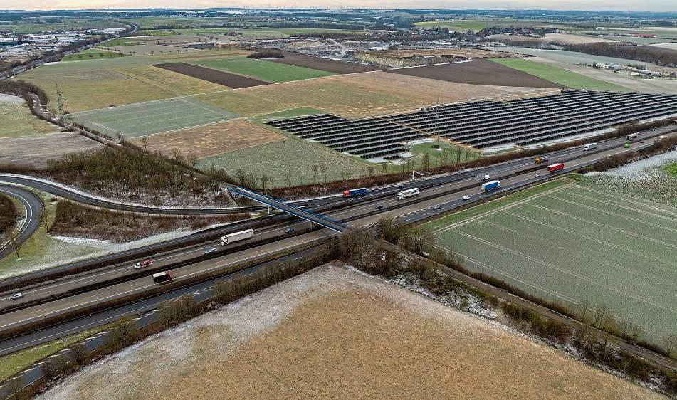 An der A44 ist in den vergangenen Monaten ein großer Solarpark entstanden. Auf der Fläche zwischen dem Steinbruch und dem PV-Areal ist der Bau eines Windrades geplant. Das führt nicht nur im Hinblick auf die Nähe zur Sonnennutzung zu Problemen. Foto: Eickhoff