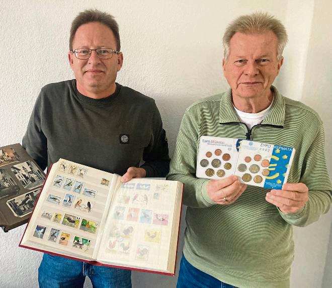 Sammeln nicht nur Marken, sondern auch Postkarten und Münzen: Thomas Klages (l.) und Josef Köckerling. Foto: Frenz