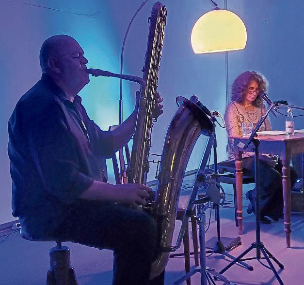 Dirk Raulf und Oona Kastner eröffneten die Saison in der Synagoge mit Bass-Saxophon und Lesung. Foto: Boronowsky