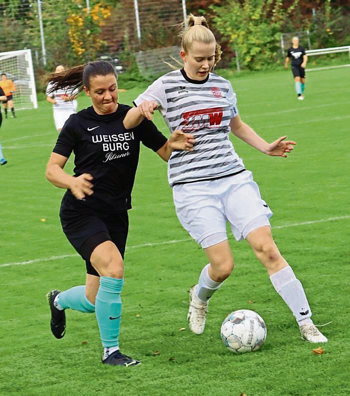 Eine Galavorstellung zeigten die Stirperinnen (in Schwarz) im Heimspiel gegen Ligaschlusslicht Hövelhof zwar nicht, dennoch geriet der 4:2-Erfolg nie in Gefahr. Foto: Feichtinger