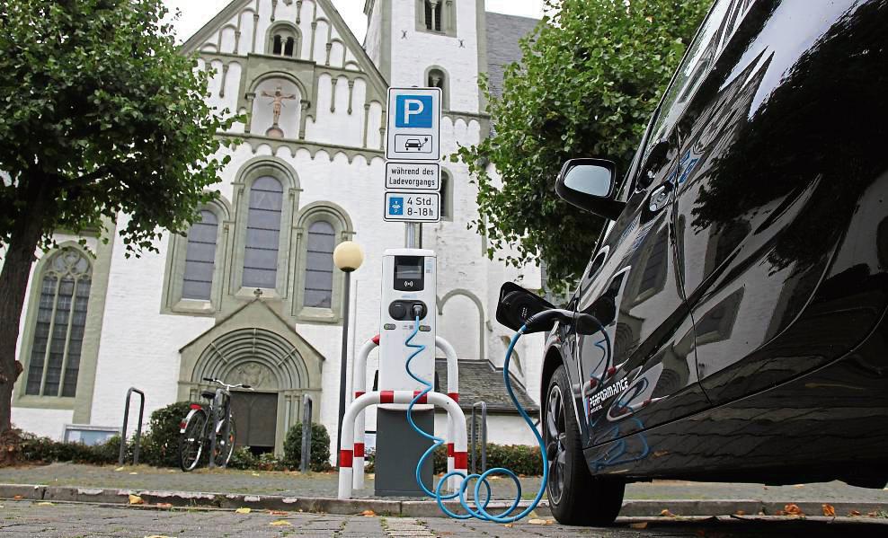 Vor der Marienkirche steht eine von 49 Ladesäulen, die von den Stadtwerken Lippstadt betrieben werden. Ab Januar übernimmt diese Aufgabe eine eigene Gesellschaft. Foto: Puls