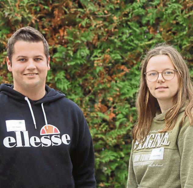 Die Junglandwirte Leonie Richts und Jan Hagen aus dem Kreis Soest bringen Messebesuchern in Berlin die heimische Landwirtschaft näher. Foto: WLV