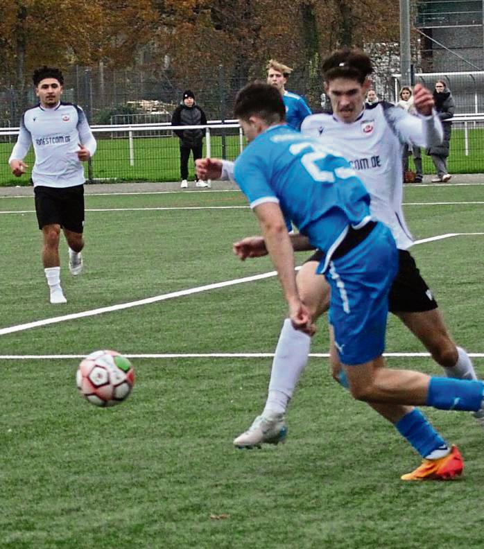 Auf der Stelle treten die SV-A-Junioren (in Weiß), die sich im Heimspiel gegen den Hombrucher SV mit einem 2:2 zufrieden geben mussten. Fotos: Dannhausen