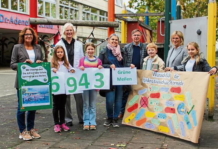 Neben den gesammelten grünen Meilen, bastelten die Grundschüler auch Plakate mit Zukunftswünschen. Foto: N. Wissing