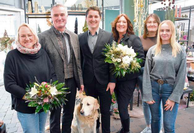 Blumen zur Feier: Michael, Marc Philipp und Marion Schmidt im Kreis von drei der sechs Mitarbeiterinnen. Foto: Giannakis