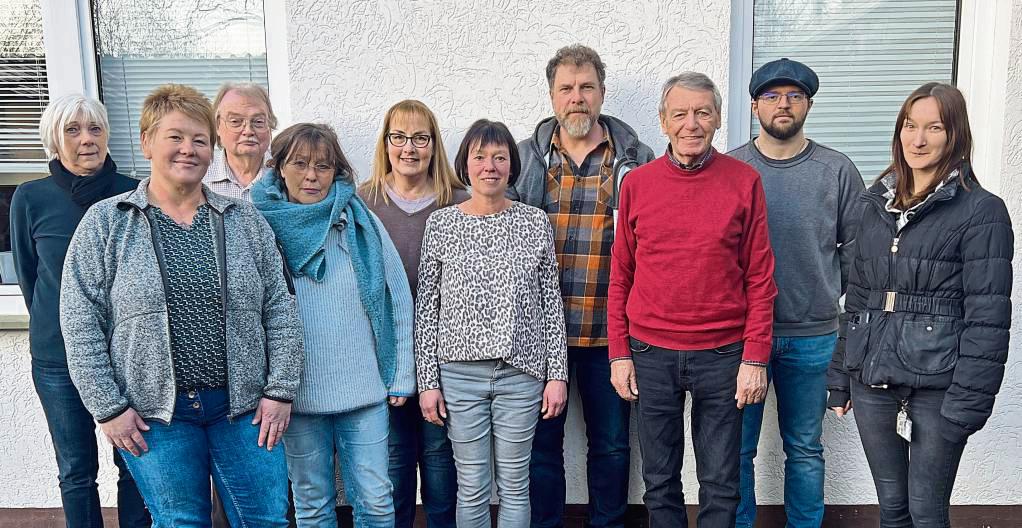 Der aktuelle Vorstand des Tierschutzvereins (v.l.): Birgit Stiebing (Kassenprüferin), Yvonne Vossmann (Schatzmeisterin), Karl-Heinz Korbmacher (angestellter Kassierer), Petra Wirths (Schriftführerin), Susanne Rudat (Kassenprüferin), Bianka Böttcher-Ehling (zweite Vorsitzende), Richard Böttcher (Vorsitzender), Otto Lütjens (Ehrenvorsitzender), Christian Lederle und Laura Schildmann (beide Tierheim-Leitung).