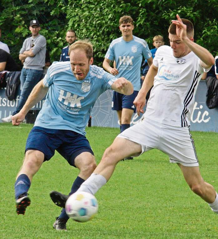 Greift beim abstiegsbedrohten FC Mönninghausen wieder mit ins Rad: Daniel Lakmann (l.). Seine Routine wird dem Mönninghauser Spiel sicherlich guttun. Foto: Schlink