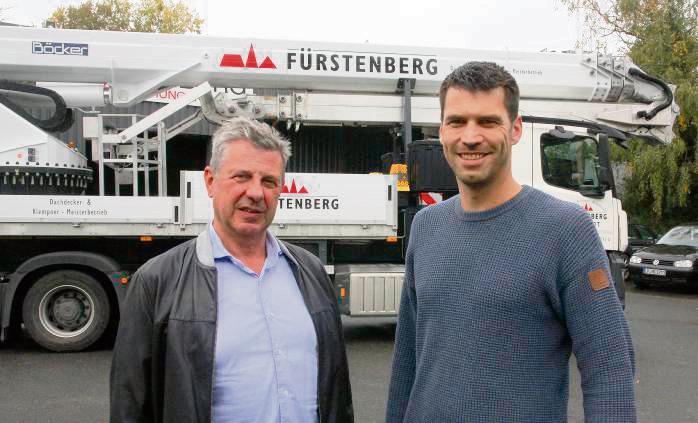 Der Lippstädter Dachdecker- und Klempnermeister Klaus Fürstenberg (l.) hat seinen Betrieb Anfang des Monats an Jan-Frederik Andrae übergeben. Foto: Schwade