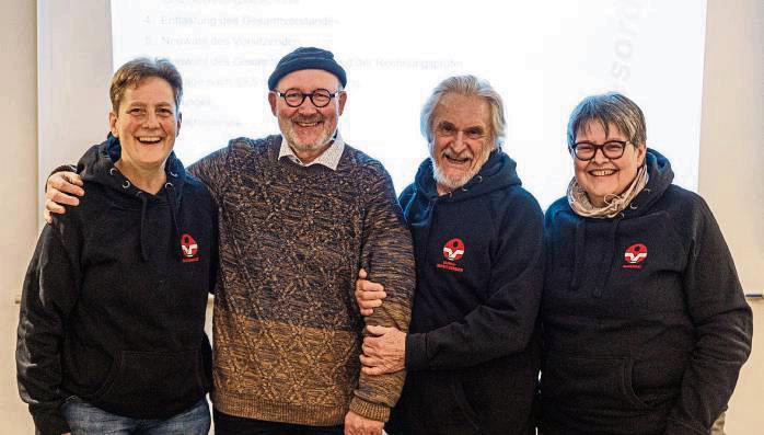 „Danke“, sagte der Ehrenrat des JSV Lippstadt (v.l.): Monika Severin, Hubert Nieuwdorp und Andrea Löwe mit dem scheidenden 1. Vorsitzenden Claus Harnisch (2.v.l.).