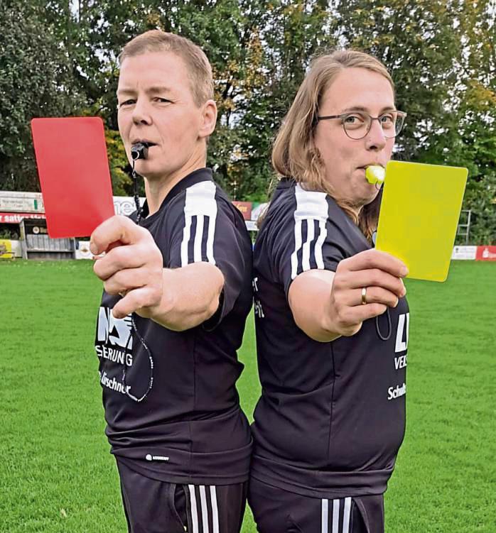 Nach ihrer Pfeife sollen die Spieler am liebsten tanzen: Yvonne Andert (links/TV Kallenhardt) und Jennifer Jochheim (rechts/SW Overhagen) sind aktuell die beiden einzigen Schiedsrichterinnen im Fußballkreis Lippstadt. Foto: Heinke