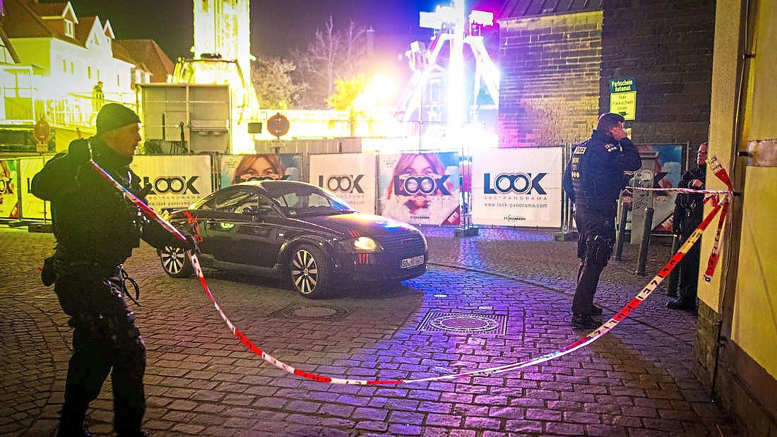 Auf der Allerheiligenkirmes kam es zu einem Polizeieinsatz wegen eines Autos, das durch eine Menschenmenge gefahren ist. Foto: Daniel Schröder