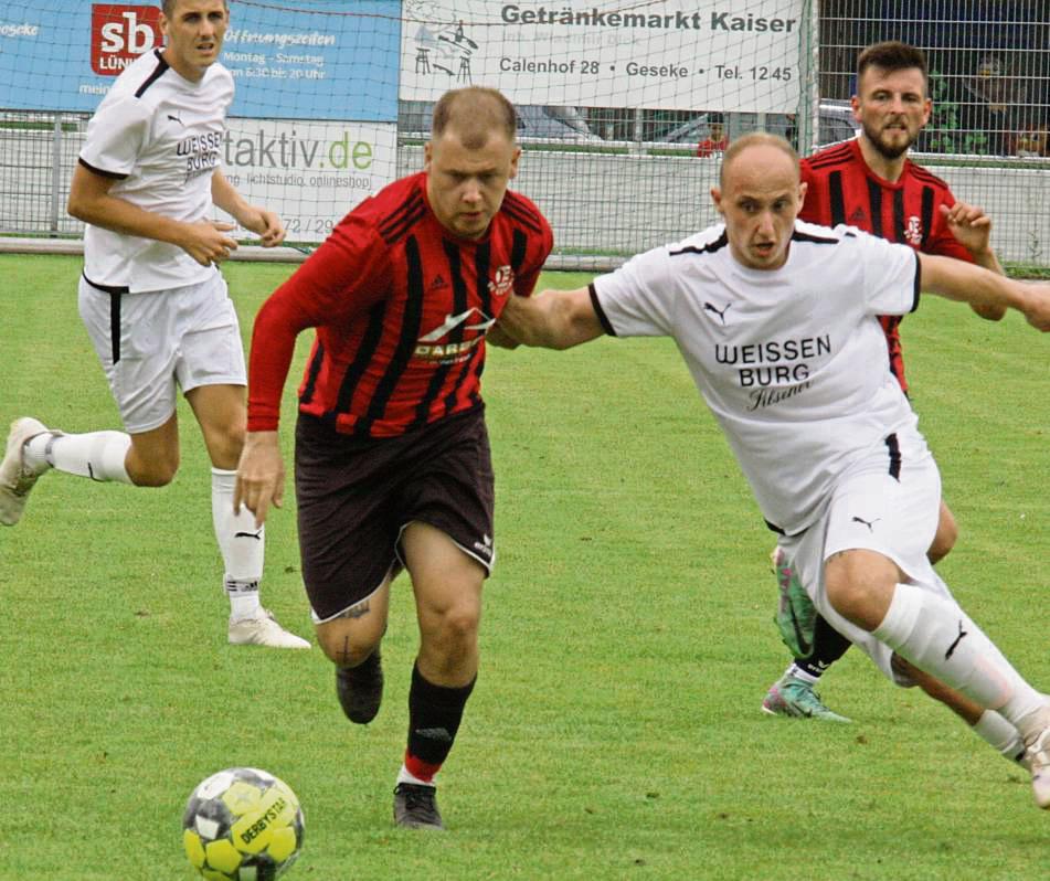 Ein Auswärtsspiel bescherte der Spielplan dem SV Geseke (in Schwarz-Rot) zum Saisonauftakt. Dabei wartet auf die Traufetter-Elf in Westönnen gleich ein dicker Brocken. Foto: Schlink