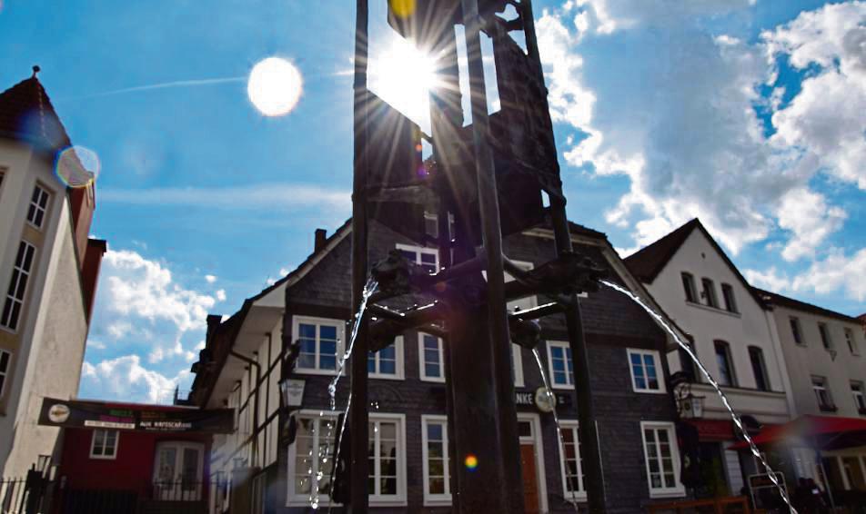 Wenn die Sonne knallt, wird es regelrecht unerträglich auf dem Marktplatz. Dem werden bald aber entweder Schirme oder Segel entgegenwirken. Archivfoto: Kossack