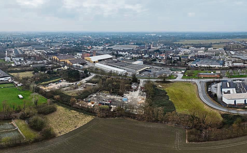 Unweit des Umspannwerks und des Auffahrtsarms zur B 55 (Fahrtrichtung Erwitte) könnte die neue Feuer- und Rettungswache südlich des Roßfelds auf Flächen der Stadtwerke entstehen. Der Rat kann zwischen diesem Areal und dem Uniongelände entscheiden. Foto: Eickhoff