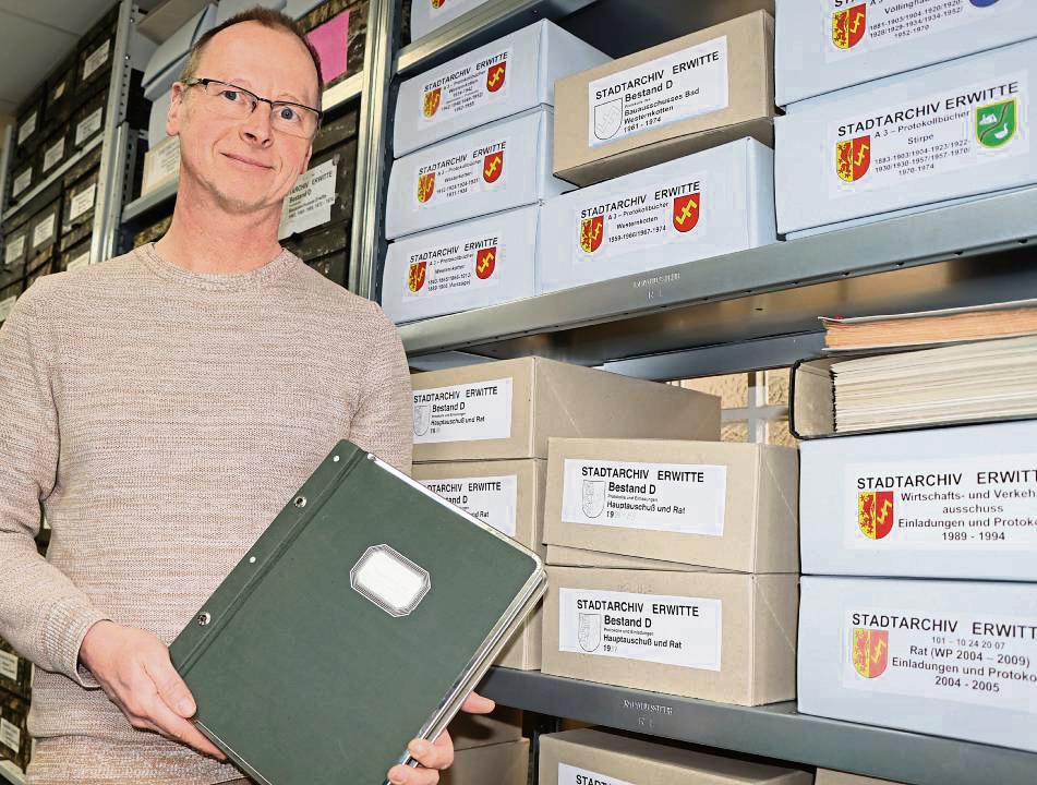 Martin Thannheiser bewahrt die Geschichte des Amtes Erwitte. Auf sieben Regalmetern lagern im Stadtarchiv etwa 300 Protokollbücher. Fotos: Dietz