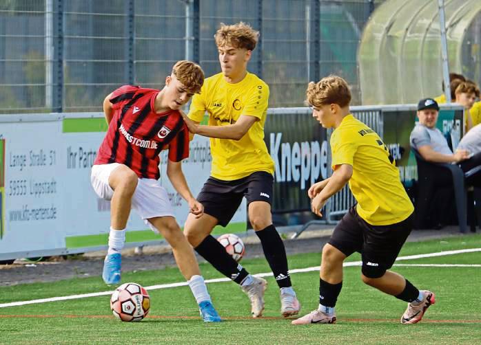 Einen Sieg fest vorgenommen haben sich die BII-Junioren des SV Lippstadt (in Schwarz-Rot) gegen Theesen. Foto: Feichtinger