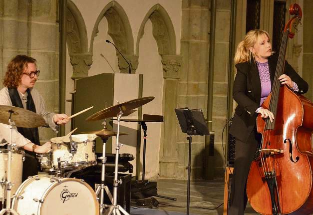 Die mit dem WDR-Jazzpreis ausgezeichnete Lippstädter Kontrabassistin Caris Hermes mit Drummer Lukas Joachim beim Jazzclub-Konzert in der Jakobikirche. Foto: Gröbing