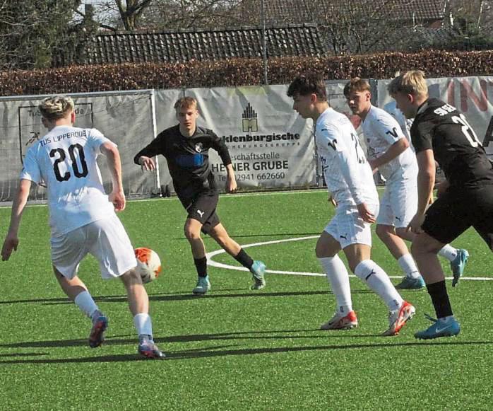 Alles im Griff: Die A-Junioren des TuS Lipperode (in Weiß) landeten gegen Sende einen 6:0-Erfolg. Foto: Dannhausen