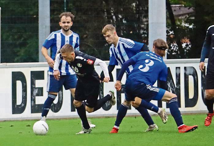 Die letzten Kräfte mobilisieren wollen die Spieler des SC Internazionale (in Schwarz). Foto: Feichtinger