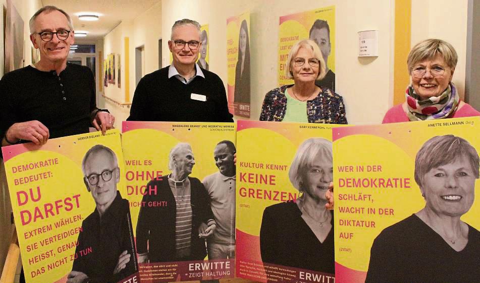 Werner Bielawa (FDP-Ratsmitglied), Nils Abelmann (MSV-Oberst), Gaby Kennepohl (Kulturring) und Anette Sellmann (Pastoralverbund) bei der Eröffnung der Ausstellung im Seniorenheim An den Salinen. Foto: Mintert