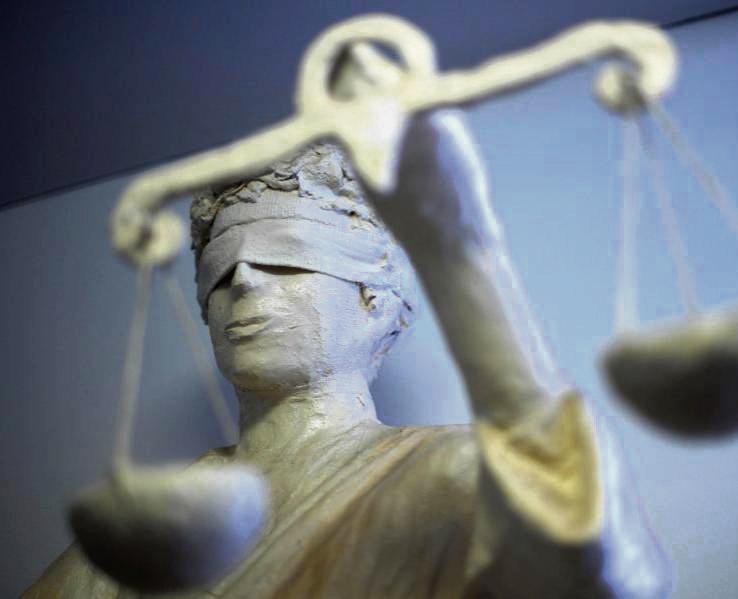 Justitia wacht über das Urteil: Wegen seines Beitrags zur Aufklärung wurde der Drogenkoch (37) zu zwei Jahren auf Bewährung verurteilt. Foto: dpa