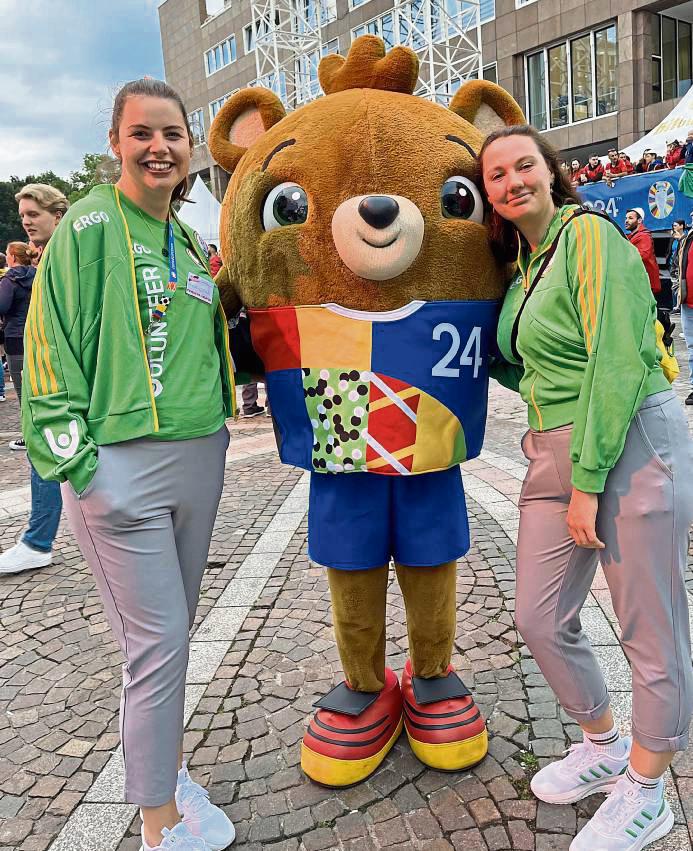 Erinnerungsfoto mit EM-Maskottchen Albärt: Emilia Heinrich (l.) aus Berge und ihre Freundin Anna sind als Volunteere bei der Europameisterschaft in Dortmund im Einsatz.