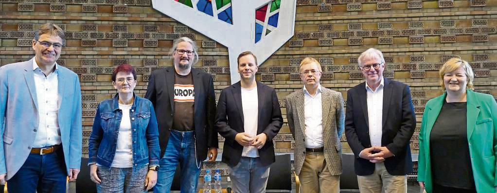 Stellten sich den engagierten Fragen der Schüler in der Marienschule: Dr. Peter Liese (CDU), Birgit Sippel (SPD), Michael Bruns (Die Linke), Sebastian Rasche (FDP), Hans Neuhoff (AFD), Dietmar Lange (Lehrkraft und Moderator) und Dagmar Hanses (Die Grünen).