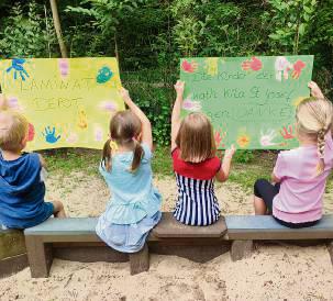 Die Kinder des St-Josef-Kindergartens bedankten sich beim Laminat-Depot.