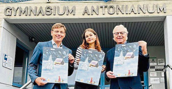 Ulrich Ledwinka (l., Rotary Club Erwitte-Hellweg und Schulleiter am Gymnasium Antonianum), Jonna Renken (Schülerin Antonianum) und Kurt-Jürgen Bock (Präsident Rotary Club Erwitte-Hellweg) präsentieren den Adventskalender.