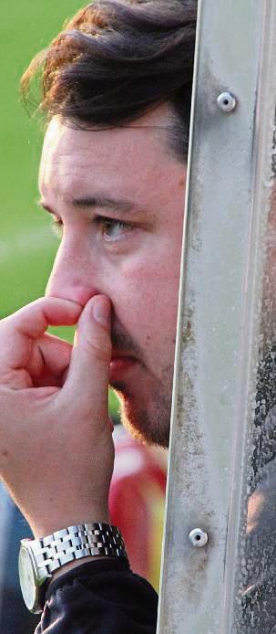 Ganz schön verschnupft: Auch Cheftrainer Felix Bechtold gehört zu den aktuell vielen kranken Kickern des SV Lippstadt. Foto: Lütkehaus