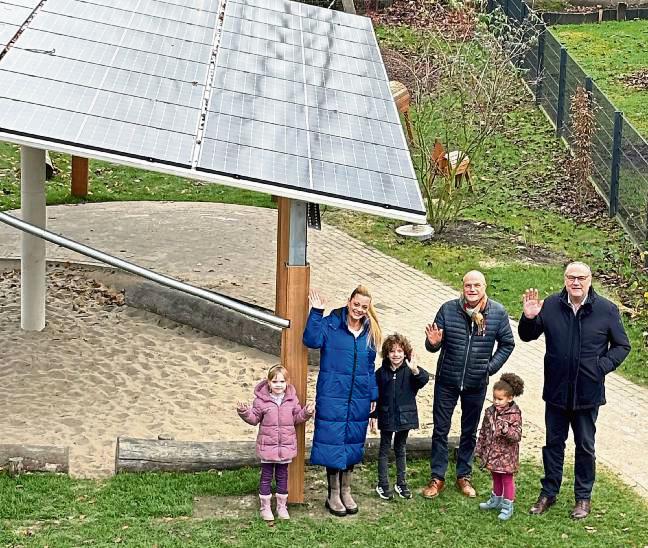 Nachhaltiger Sonnenschutz: Die Kita-Kinder finden’s klasse – ebenso die Stiftungsvorstandsmitglieder (v.l.) Sonja Böhme und Andreas Knapp sowie Architekten Jürgen Sander.