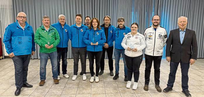 Der SSV BW Lipperbruch (M.) gewann den Titel in der Bezirksliga Luftgewehr des Bezirks Hellweg im westfälischen Schützenbund. Bei der Siegerehrung überreichten Ligaleiter Helmut Middrup (r.) und Friedrich Kulke (l.) aus dem Bezirksvorstand die Pokale an die Sieger.