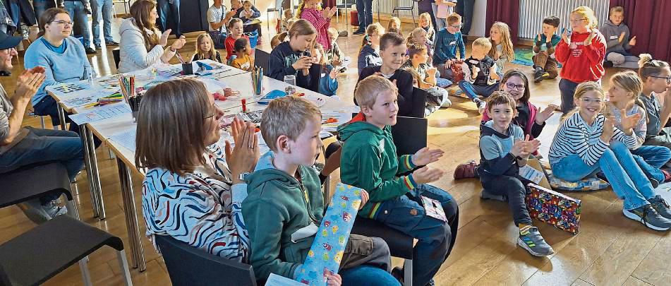 Ziel erreicht: 39 der 78 Kinder feierten die erfolgreiche Aktion „Büchertürme“.