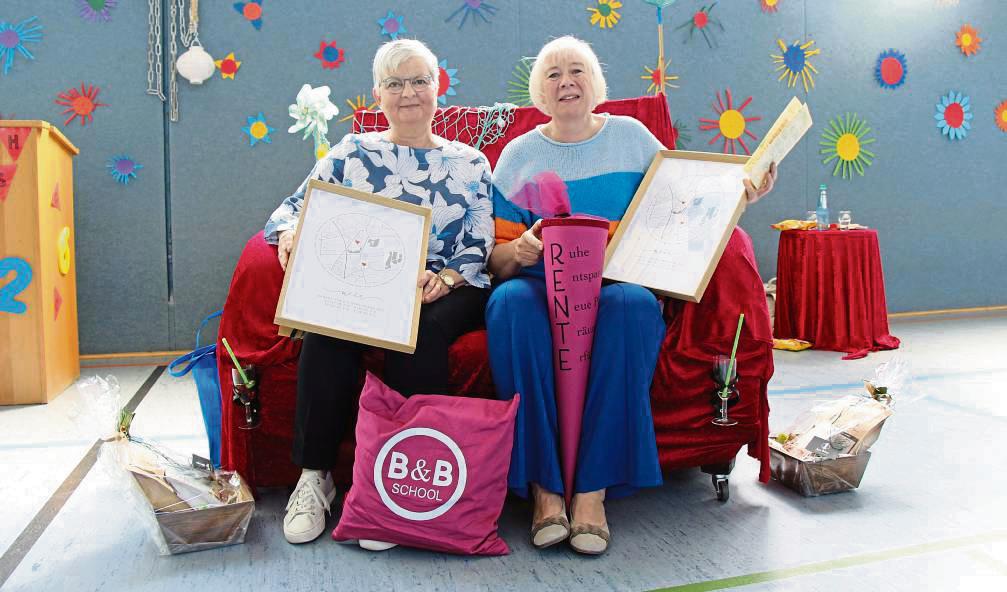 Die Schulleiterinnen Barbara Neuhoff (l.) und Barbara Wierzoch verabschiedeten sich nach 66 Jahren im Schuldienst von der Grundschule Lipperode-Lipperbruch. Foto: Löseke