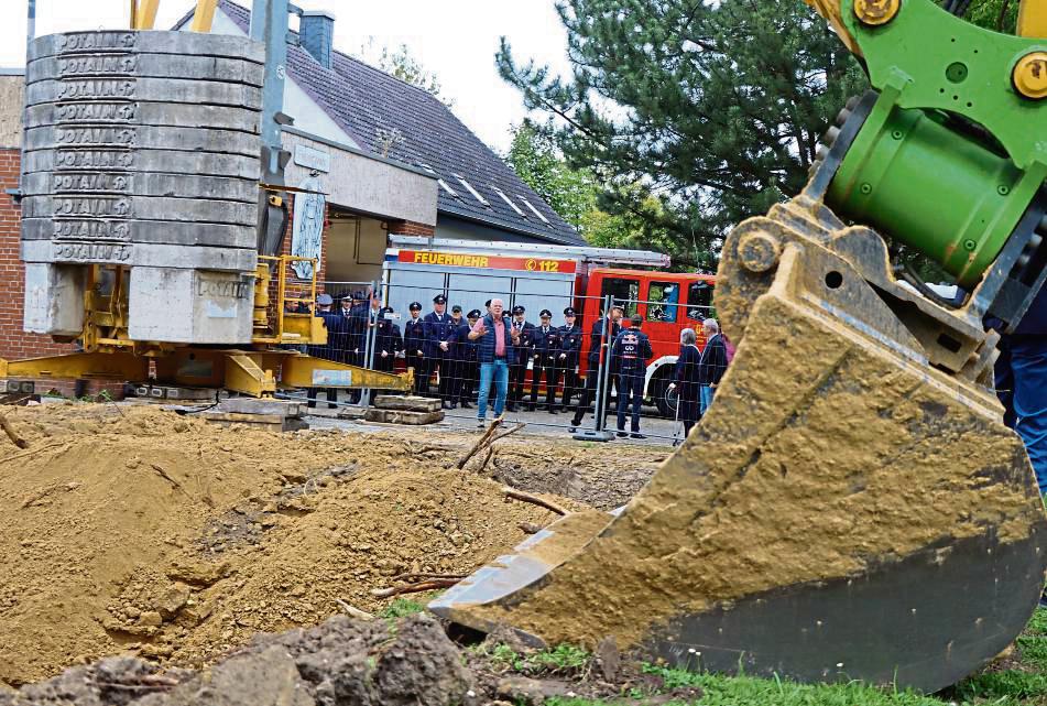 Der Bagger ist am Feuerwehrgerätehaus bereits voll im Einsatz. Fotos: Dietz