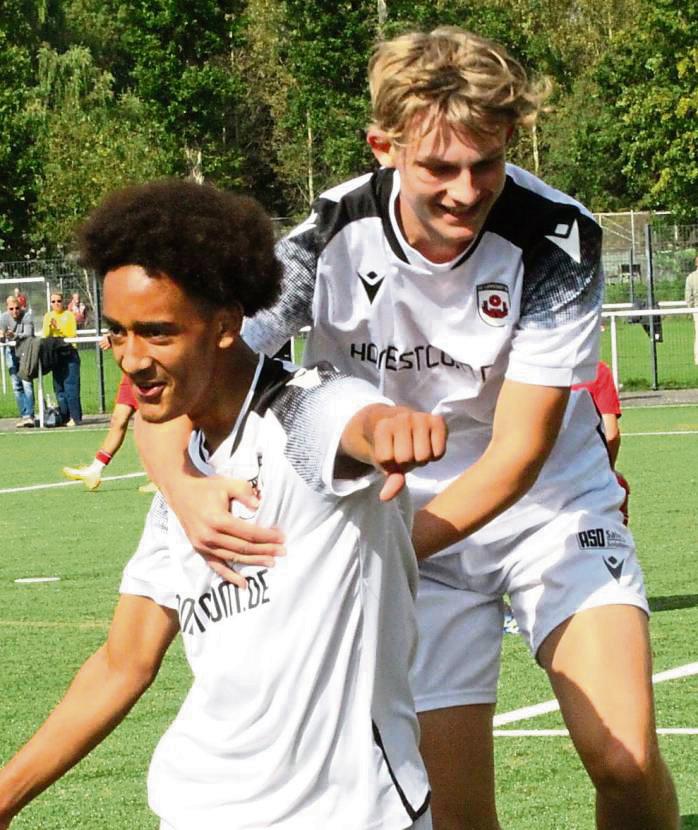 Ließ sich als Torschütze feiern: Sam-Niki Lange (l.) von den A-Junioren des SV Lippstadt traf beim 7:1-Erfolg über Paderborn zum zwischenzeitlichen 3:1. Foto: Dannhausen