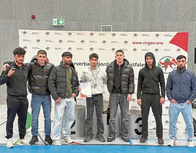 Die Farben des JSV Lippstadt vertraten die Ringer (v.l.) Fridoon Akhtar Zada, Parwiz Safi (Trainer), Ahmadi Mohammad Panah, Ariyan Sultanj, Roni Hussein, Kalaf Saleh Murad Aldakhi und Alim Mohammadi bei den NRW-Landesmeisterschaften in Lünen.