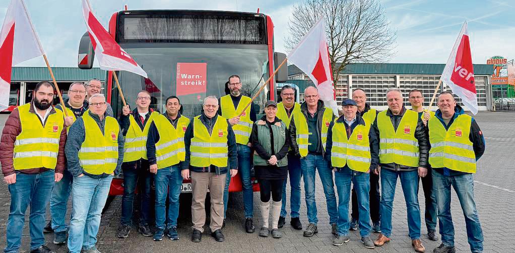 Die RLG-Beschäftigten – im Bild ist ein Teil der Fahrer an der Niederlassung in Lippstadt – traten am Freitag in den Warnstreik.