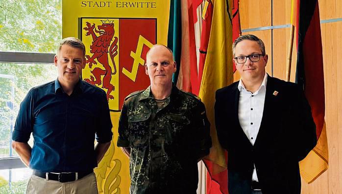 Brigadegeneral Hans-Dieter Müller tauschte sich mit Ralf Linnebur (l.) und Bürgermeister Hendrik Henneböhl aus.