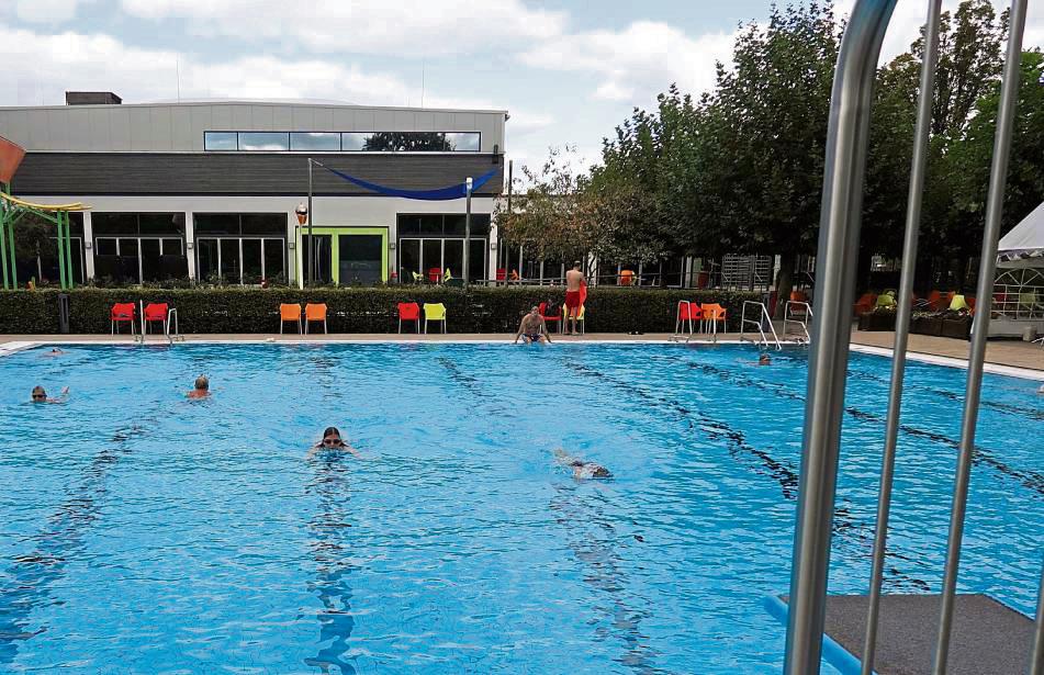 Endspurt: Am Sonntagabend, 21 Uhr, schließt das Außenbecken im Cabrioli. Das Freibad-Gefühl im Oktober nutzten am Freitag noch zahlreiche Schwimmbad-Gäste. Foto: Vielbeg