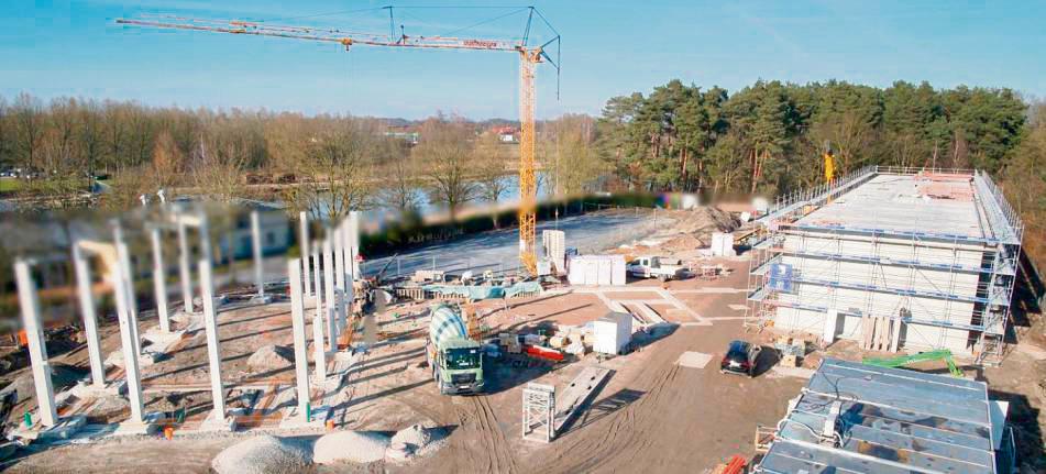 Der Neuland-Campus wird an den Teichwiesen gebaut. Trotz Grundwasser-Abpumpen und (erwarteten) Torflinsen ist das Projekt, das mit einer zweistelligen Millionensumme kalkuliert wird, aktuell im Zeit- und Kostenplan. Foto: Goldbeck