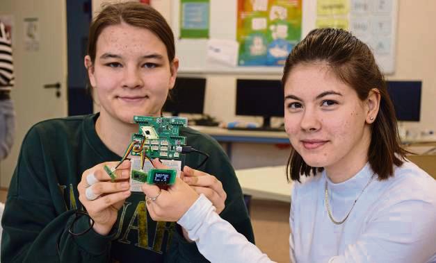 Die Zehntklässlerinnen Tessa und Celine haben den technischen Kasten gebaut, mit dem sie Temperatur, Luftdruck und Feinstaub in der Schule gemessen haben. Foto: Kossack