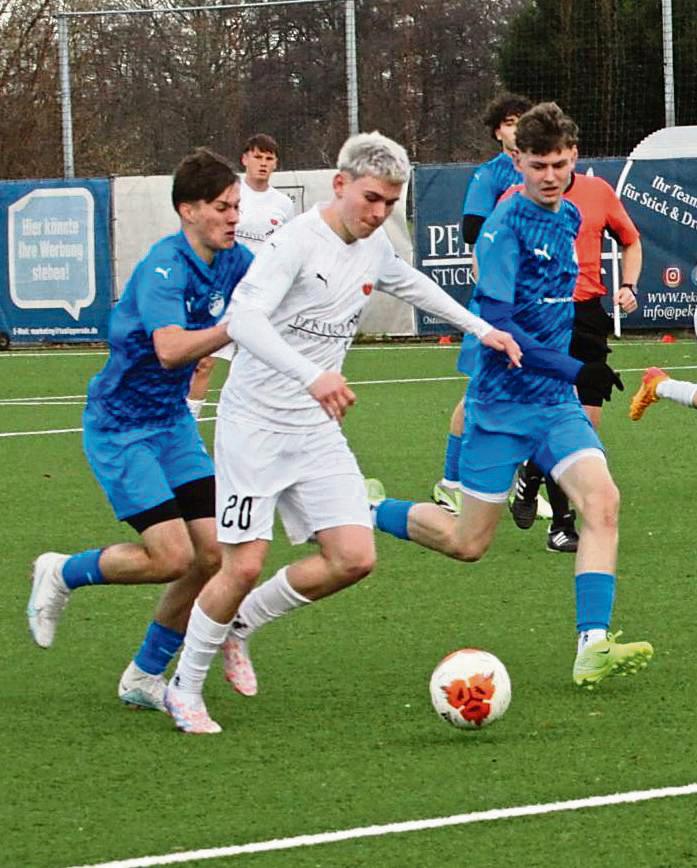 Attacke! Die A-Junioren des TuS Lipperode (in Weiß) haben sich für das Spiel in Hamm viel vorgenommen. „Die Jungs brennen“, so Trainer Junker. Foto: Dannhausen