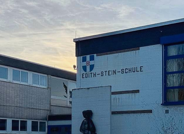 Der Schriftzug erinnert noch an die alte Hauptschule, die weiter als Unterkunft für Geflüchtete genutzt wird. Foto: N. Wissing