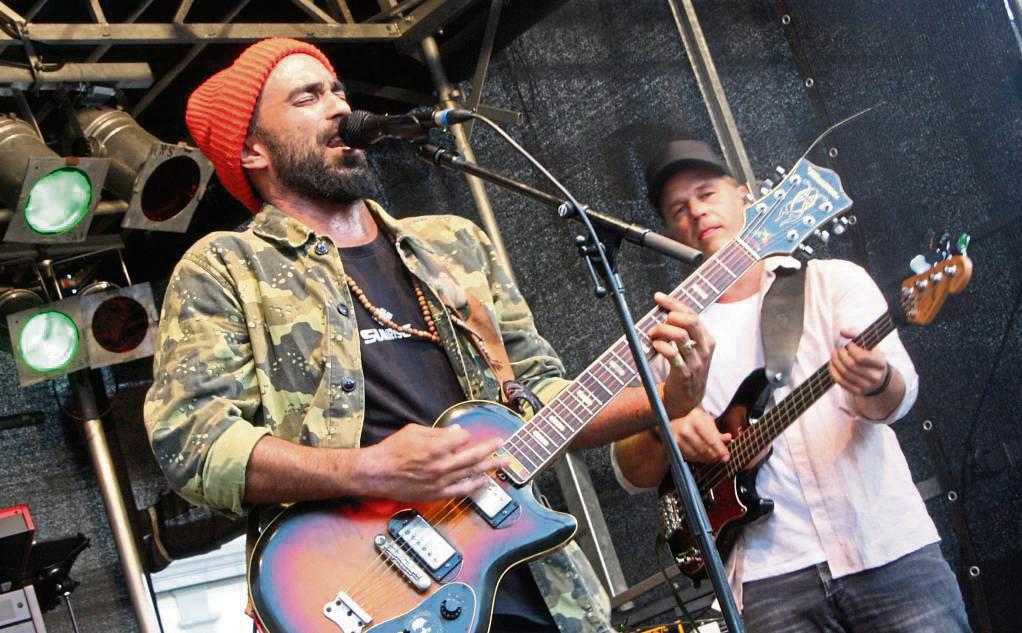 „Marleys Ghost“-Frontmann Sebastian Sturm und seine Bandkollegen – hier Bassist Christian Golz – geben zum Auftakt eine hinreißende Hommage an den „King of Reggae“. Foto: Wissing