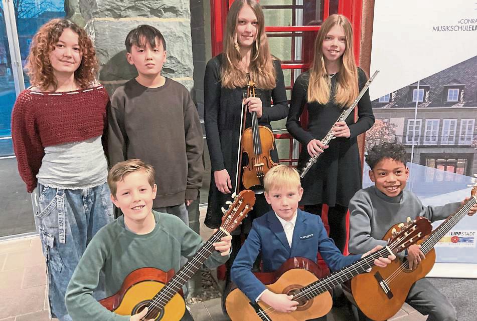 Das sind die Gewinner des Regionalwettbewerbs „Jugend musiziert“: (hinten, v.l.) Mia-Lin Eichhorn, Tim Eichhorn, Miriam Preuschoff und Lea Barnstorf-Laumanns sowie vorne das Gitarrentrio Ole Schröer, Jonathan Steiner und Kiro Kiala.