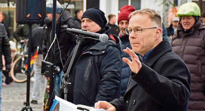 Erst auf der AfD-Kundgebung, dann auch online: Landtagsabgeordneter pöbelt gegen „Omas gegen Rechts“. Foto: Kossack