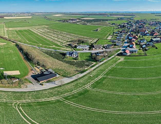 Hier am Sportplatz in Effeln werden bald sechs Eigenheime stehen können. Archivfoto: Eickhoff