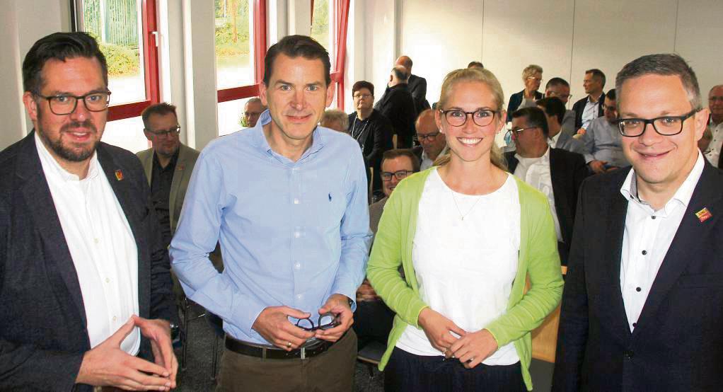 Über das Referat von Desiree Wendenburg freuten sich Erwittes Wirtschaftsförderer Christoph Koerdt (l.), Gastgeber Rüdiger Schäffer, Bürgermeister Hendrik Henneböhl (r.).